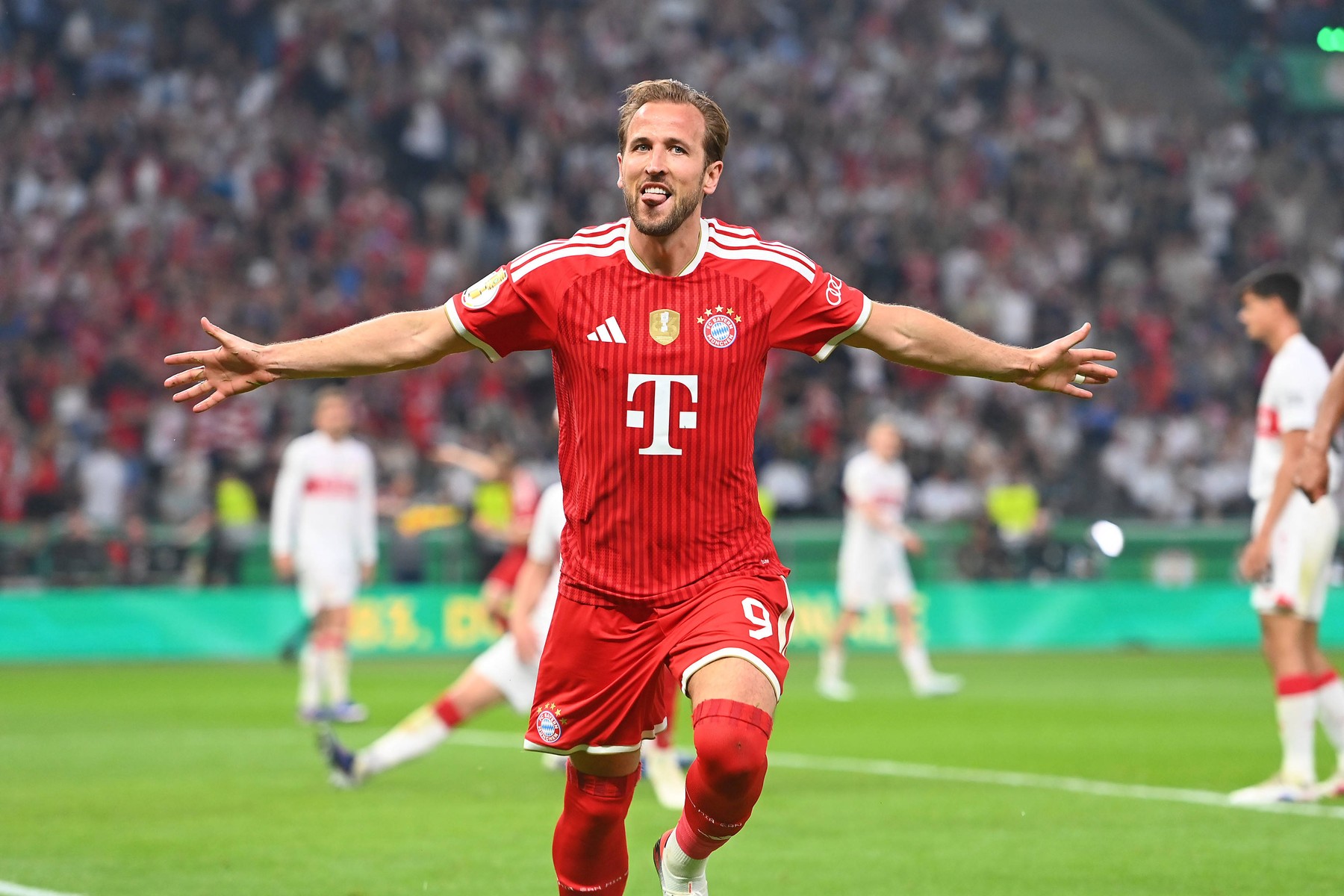 Imagine Stire Un nou record pentru Harry Kane, după ce a reușit un hat-trick și i-a adus Cupa Germaniei lui Bayern | 2review.ro