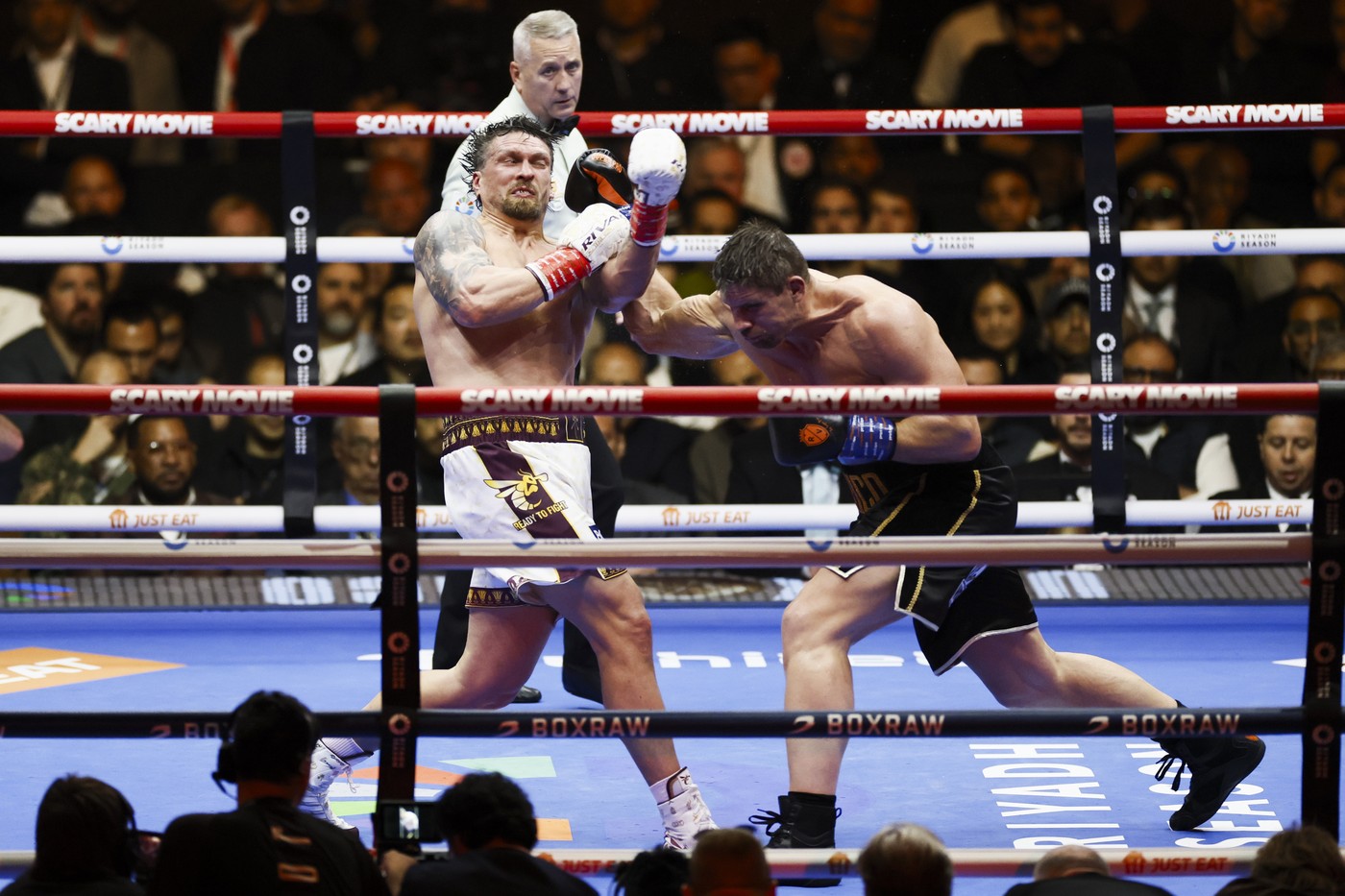 Imagine Stire Oleksandr Usyk și Rico Verhoeven, spectacol ”în fața faraonilor”! Victorie controversată prin KO: ”Nu a fost decizia mea” | 2review.ro