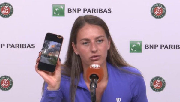 Marta Kostyuk a arătat o fotografie pe telefon la conferința de la Roland Garros: ”Asta am primit dimineață, la 08:00”