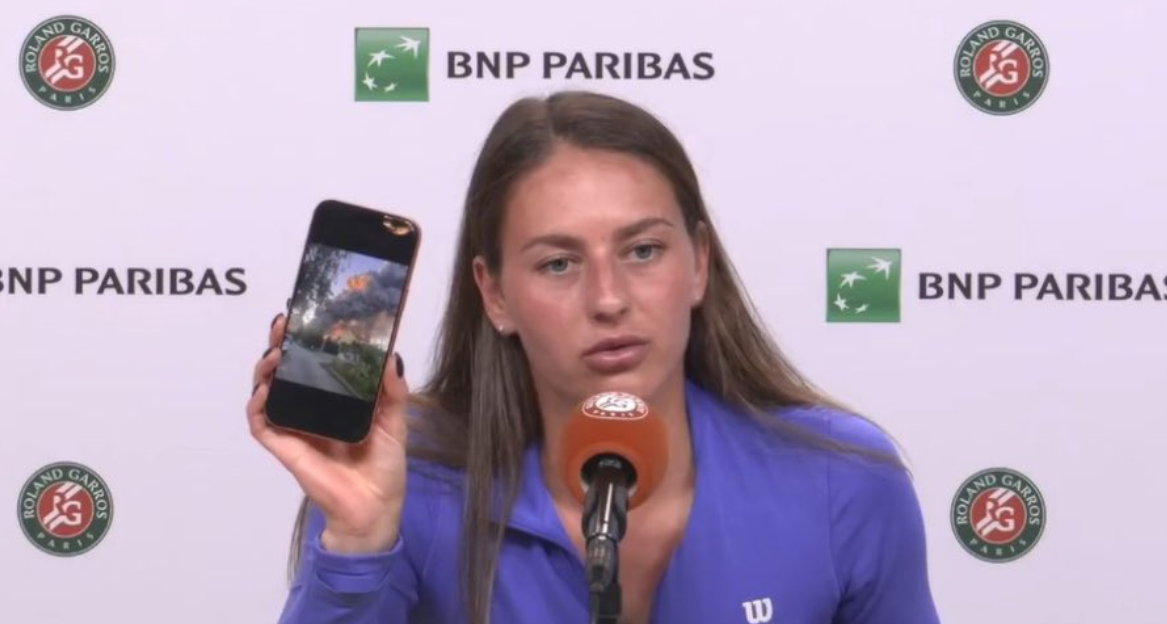 Marta Kostyuk a arătat o fotografie pe telefon la conferința de la Roland Garros: ”Asta am primit dimineață, la 08:00”