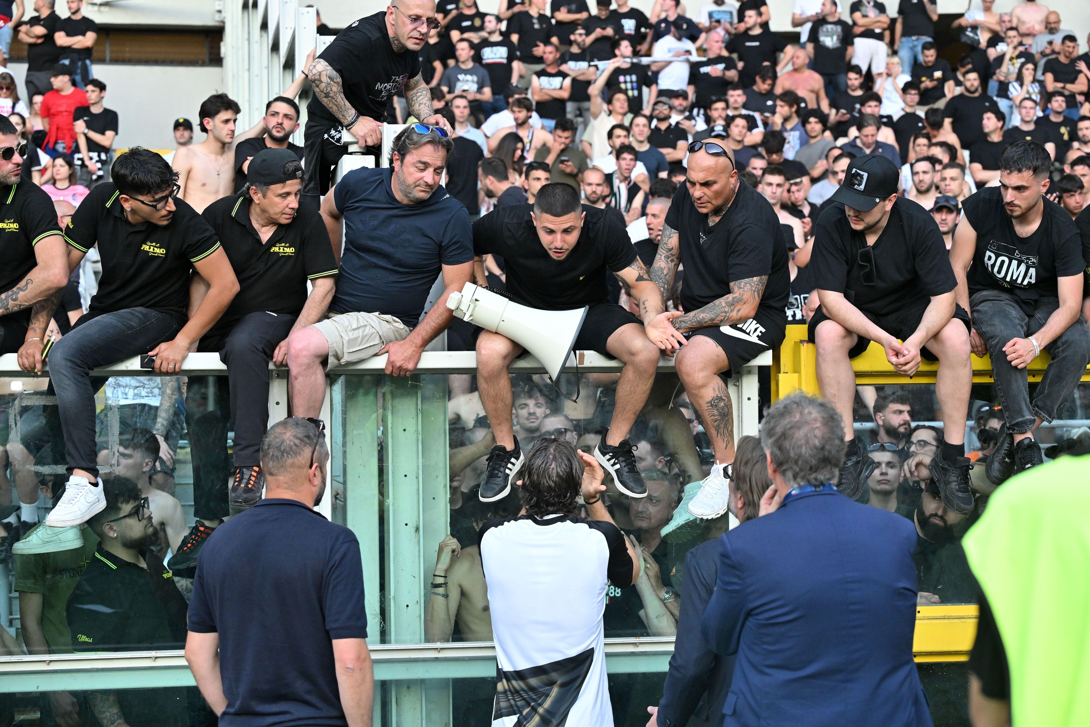 Imagine Stire Le-au cerut să nu intre pe teren la Torino - Juventus! Un fan e în stare critică la spital, după bătăile din stradă | 2review.ro
