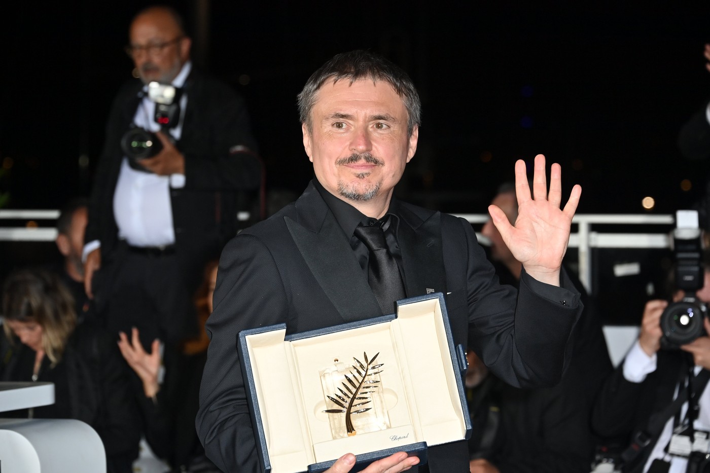 Imagine Stire Cristian Mungiu nu s-a ferit, la revenirea în țară cu trofeul ”Palme dOr”: ”N-am dat cu mingea în poartă” | 2review.ro