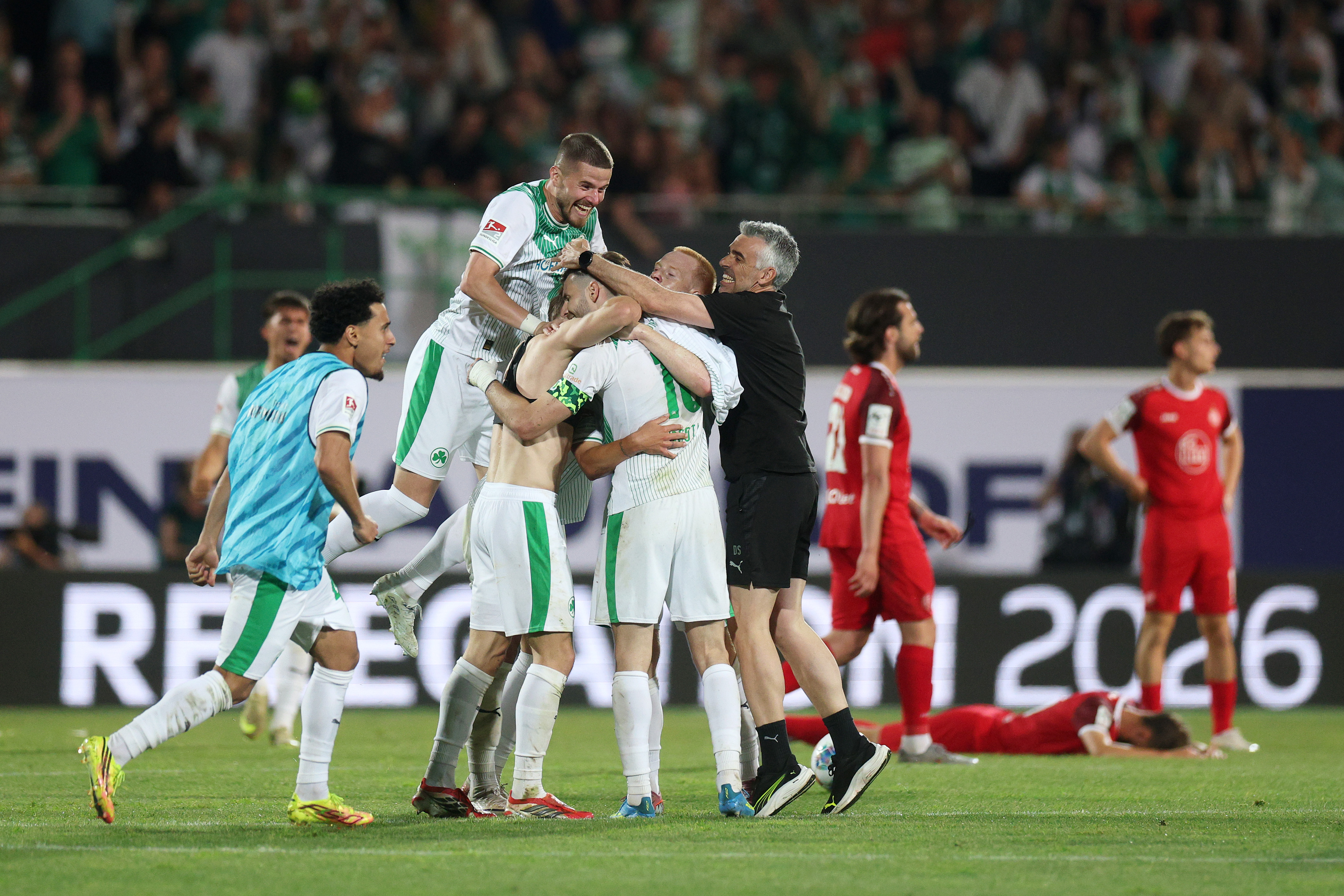 Imagine Stire Show total în Germania! S-au salvat dramatic de la retrogradare, după un meci de baraj ”nebun” | 2review.ro