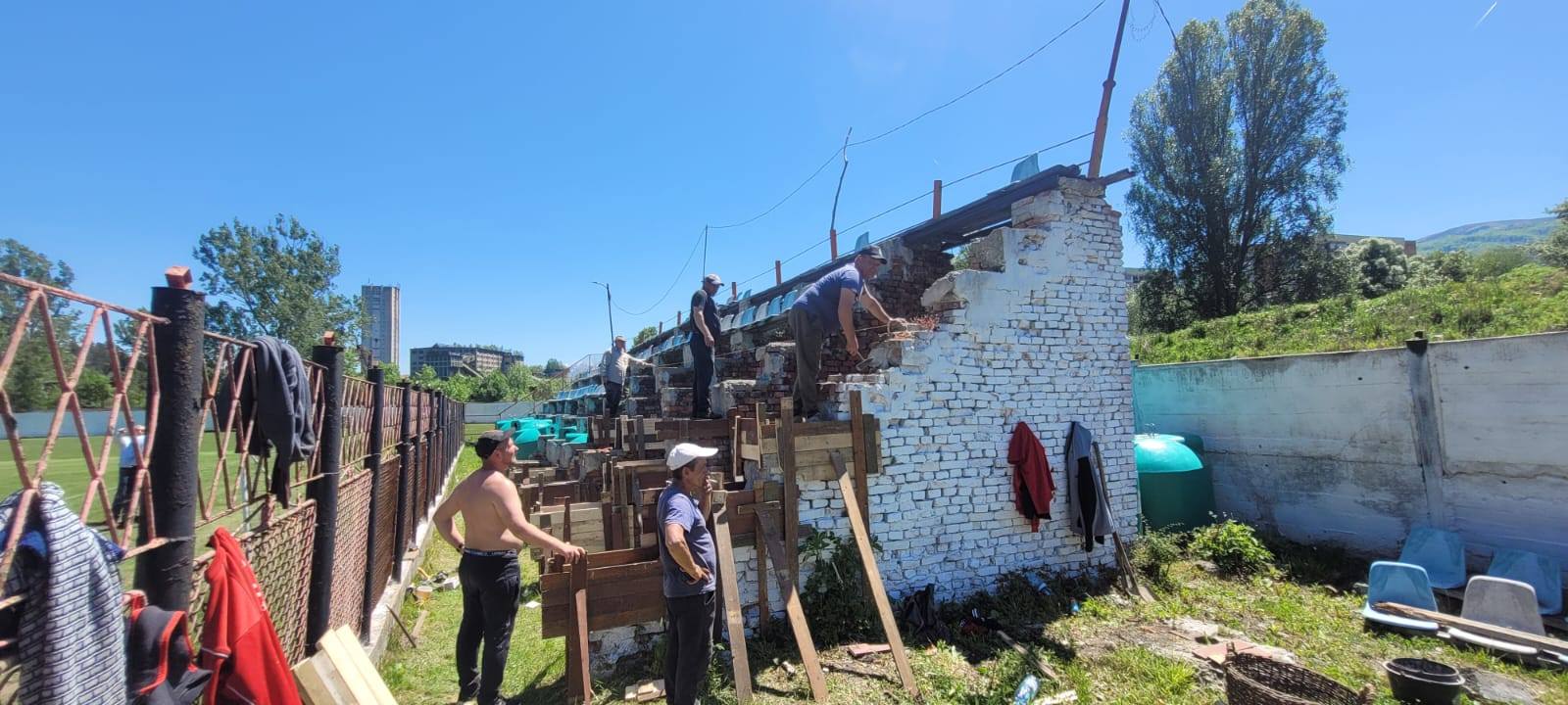 Imagine Stire Se întâmplă în România! O echipă și-a demolat tribuna, înaintea meciului pentru promovare | 2review.ro