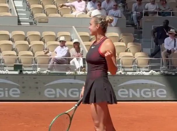 Imagine Stire Aryna Sabalenka a oprit meciul la Roland Garros și i-a zis direct arbitrului: ”Nu e prea aproape de mine?” | 2review.ro