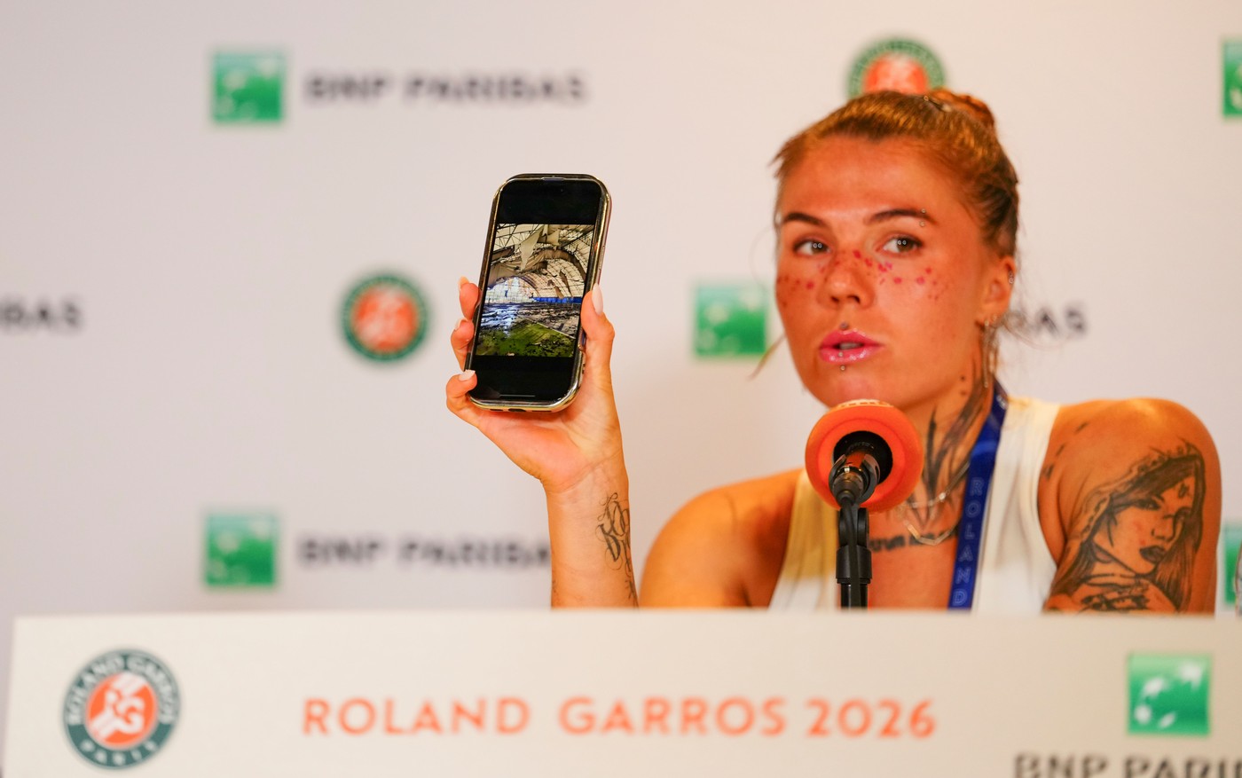 Imagine Stire După primul ei succes la Roland Garros, a scos telefonul şi a arătat imagini tulburătoare: Nu pot descrie ce simt | 2review.ro