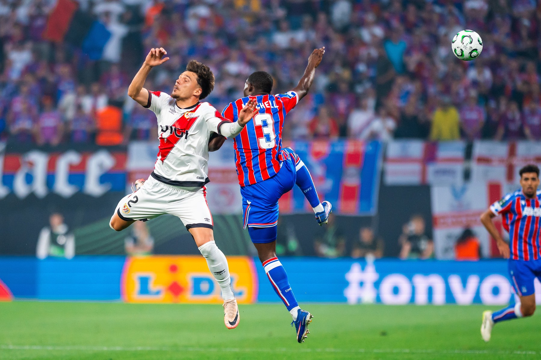 Imagine Stire Crystal Palace - Rayo Vallecano 1-0, ACUM pe DGS 1. Andrei Rațiu e titular în finala Conference League. GOOL! S-a deschis scorul | 2review.ro