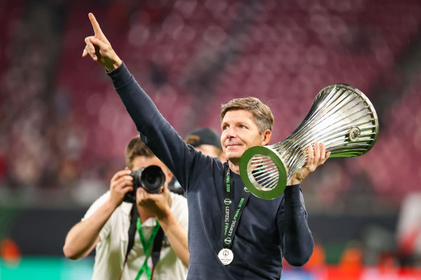 Oliver Glasner coach celebrates a win with trophy during the UEFA Conference League Final 2026 match between Crystal Palace FC and Rayo Vallecano at Football Arena Leipzig.