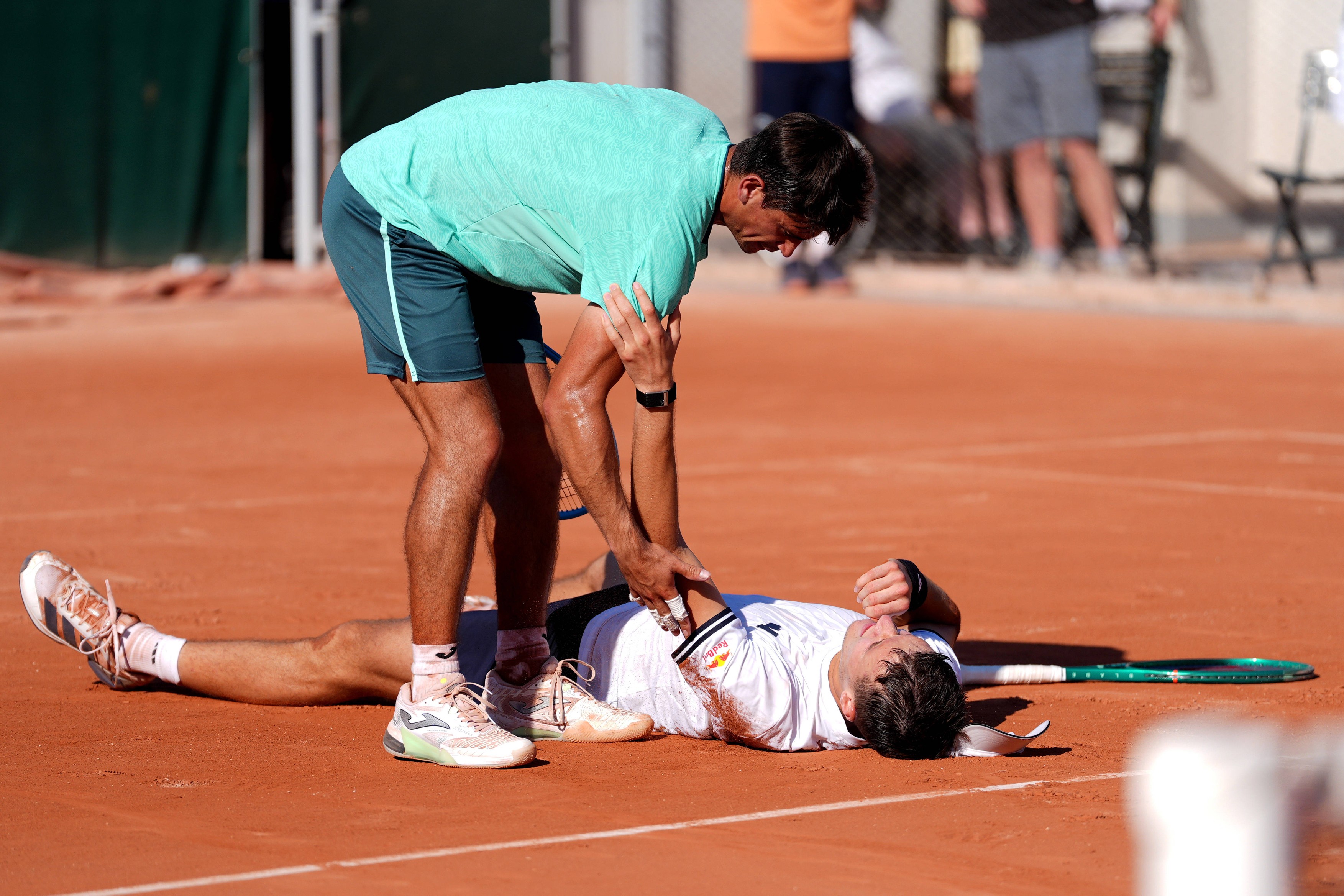 Imagine Stire O nebunie. Nu s-a ferit de critici, după ce s-a prăbușit pe teren la Roland Garros | 2review.ro
