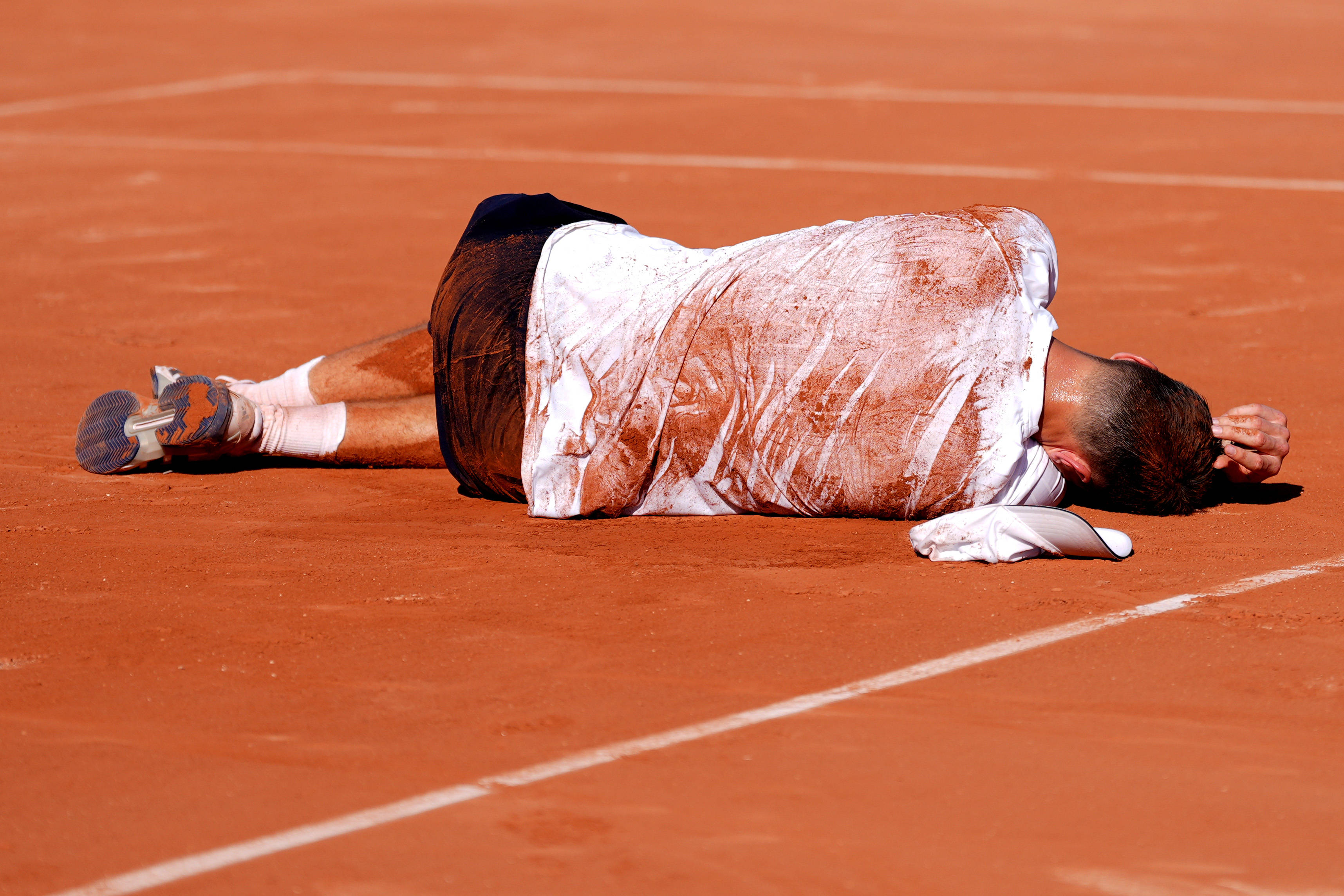 Imagine Stire Scene dramatice la Roland Garros! S-a prăbușit pe teren, după meciul care a durat aproape 5 ore | 2review.ro