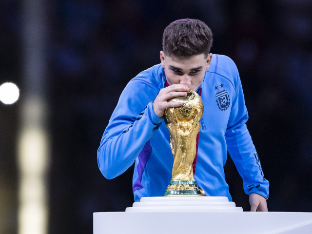 Barcelona negociază transferul lui Julian Alvarez