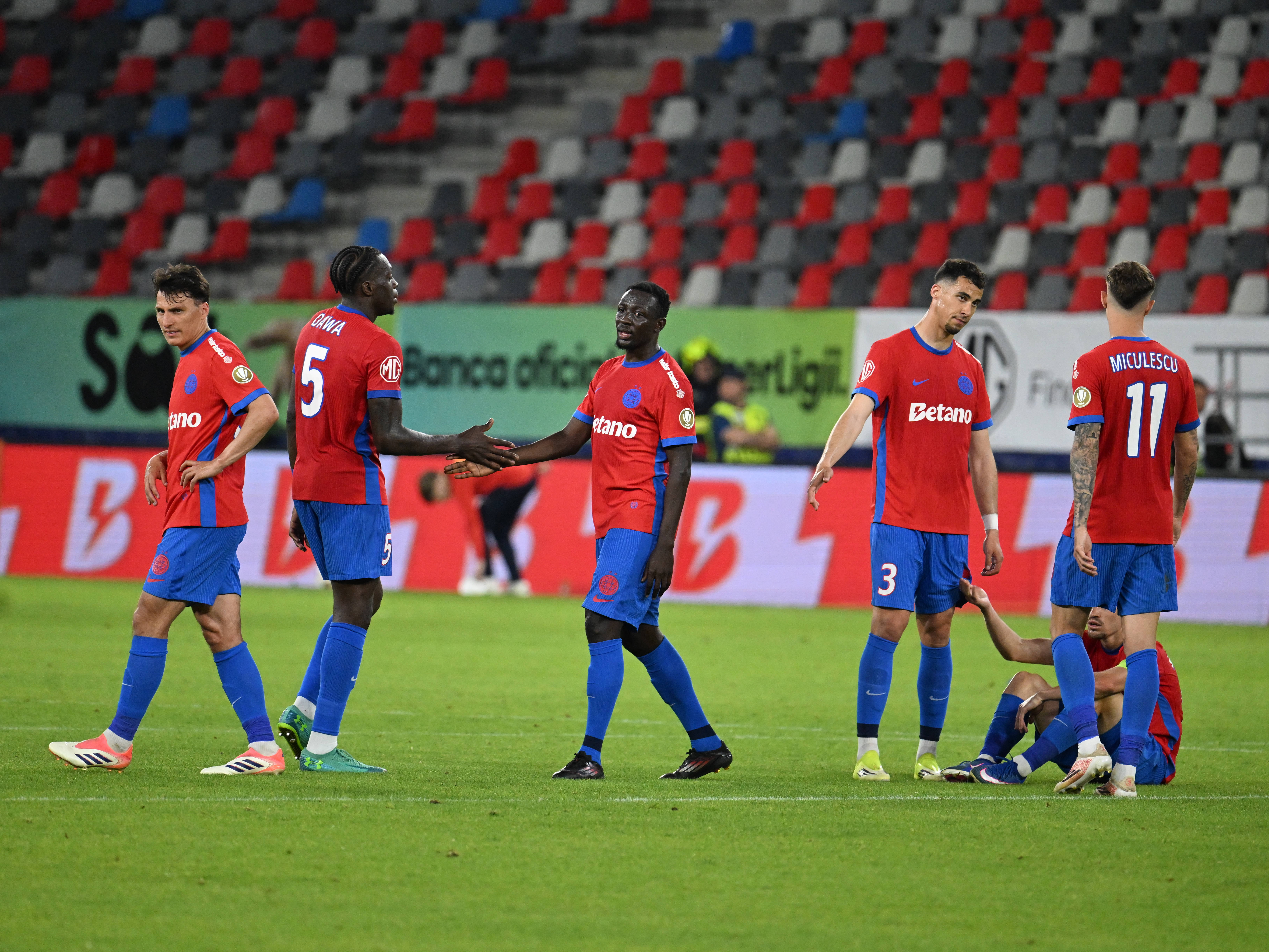Imagine Stire Gigi Becali le-a pronunțat numele: patru plecări de la FCSB! Și cel mai bine plătit din lot e OUT | 2review.ro