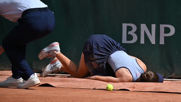 Accidentare groaznică la Roland Garros! S-a lovit de un panou publicitar și a abandonat