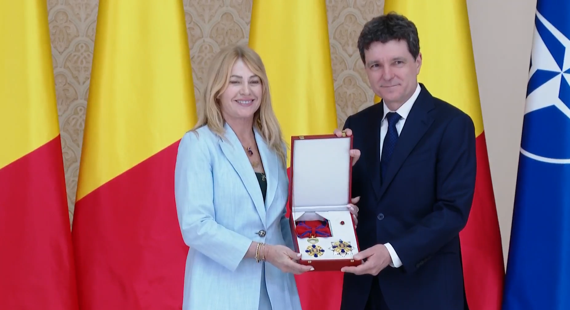 Imagine Stire Nicușor Dan i-a acordat Nadiei Comăneci cea mai înaltă distincție a statului român pentru un sportiv | 2review.ro