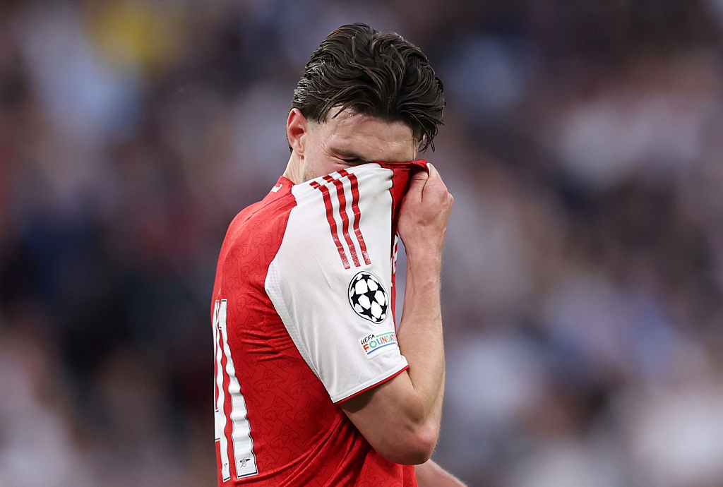 Imagine Stire Declan Rice este la pâmânt, după ce Arsenal a pierdut finala Ligii Campionilor cu PSG: ”Devastator!” | 2review.ro