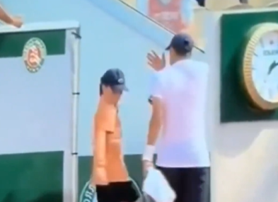 Imagine Stire Imaginile care au produs revoltă la Roland Garros: ”Așa tratează o fetiță!”. Jucătorul a rupt tăcerea | 2review.ro