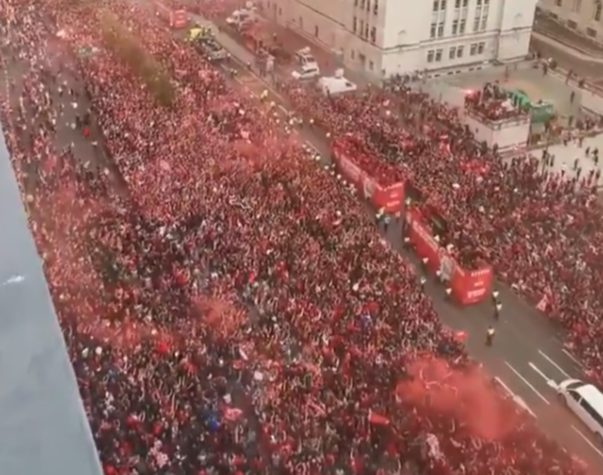 Imagine Stire Nebunie la Londra! Paradă cu 500.000 de oameni, a doua zi după ce Arsenal a pierdut finala Champions League | 2review.ro