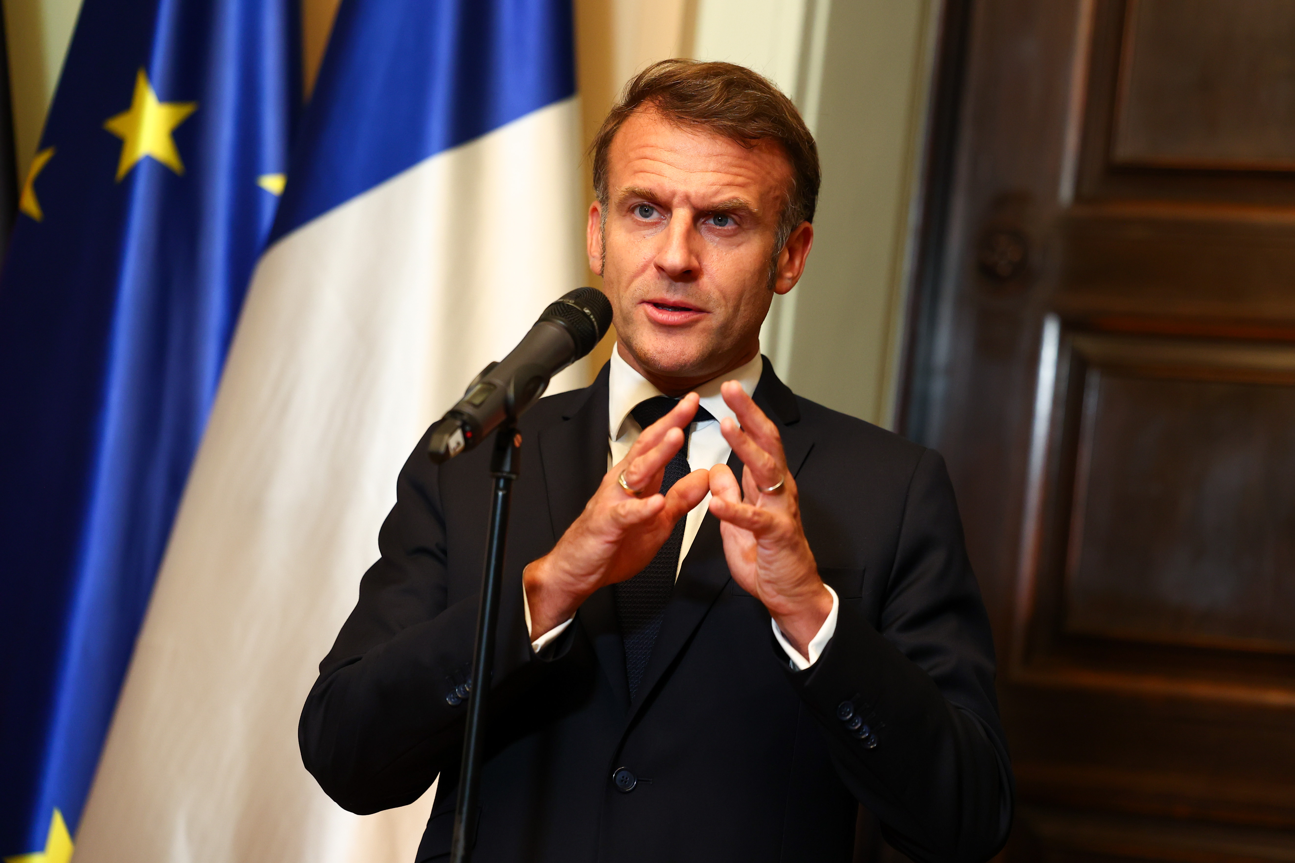 Imagine Stire Emmanuel Macron a avut o reacție categorică, după scenele de groază de la Paris: Inacceptabil | 2review.ro