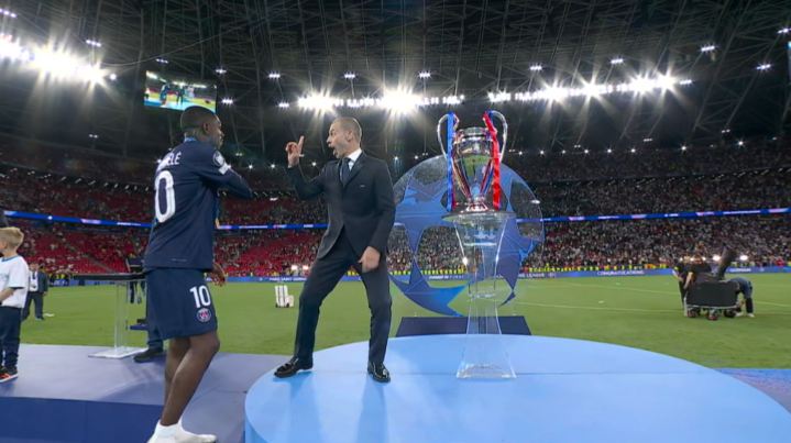 Imagine Stire Președintele UEFA, gafă uriașă la finala Champions League! Salvat de Dembele, Ceferin și-a pus mâinile în cap | 2review.ro