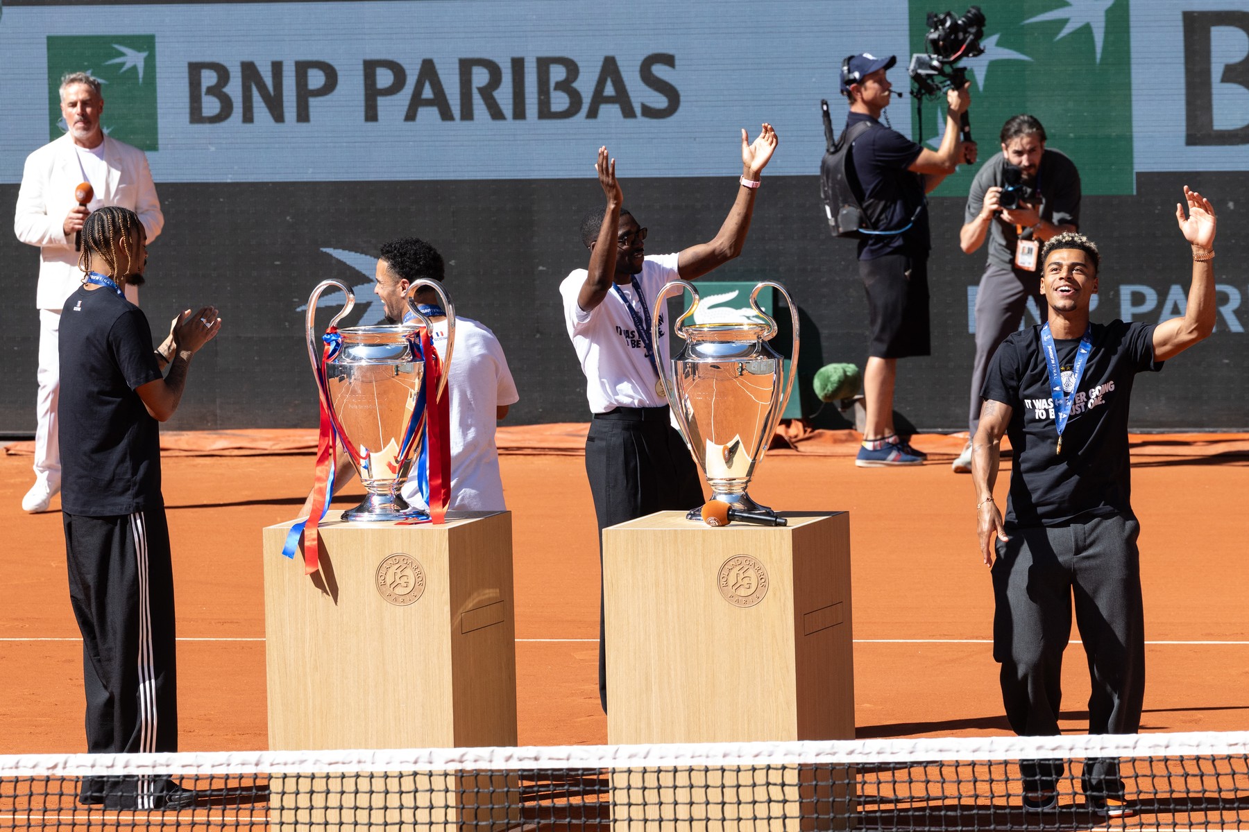 Imagine Stire PSG și-a prezentat trofeele de Champions League la Roland Garros! Cum au fost primite vedetele Dembele și Doue | 2review.ro