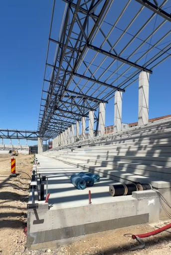 Un nou stadion din România este "în picioare"! Imagini cu arena aflată într-un oraș care "respiră" fotbal