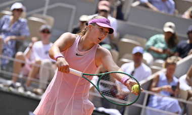 Match entre la Russe Mirra Andreeva et la Tchèque Marie Bouzkova (6-4, 6-2) lors des Internationaux de France de Tennis de Roland Garros 2026
