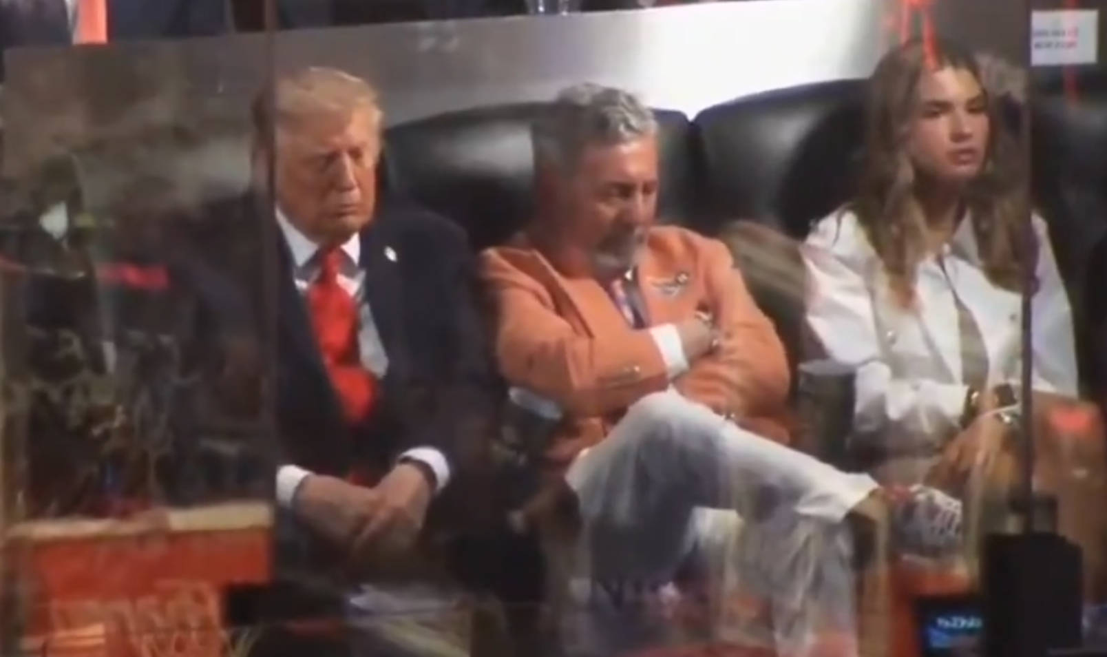 Huiduit de 20.000 de oameni la unison, Donald Trump a adormit în arenă! Imaginile au devenit virale