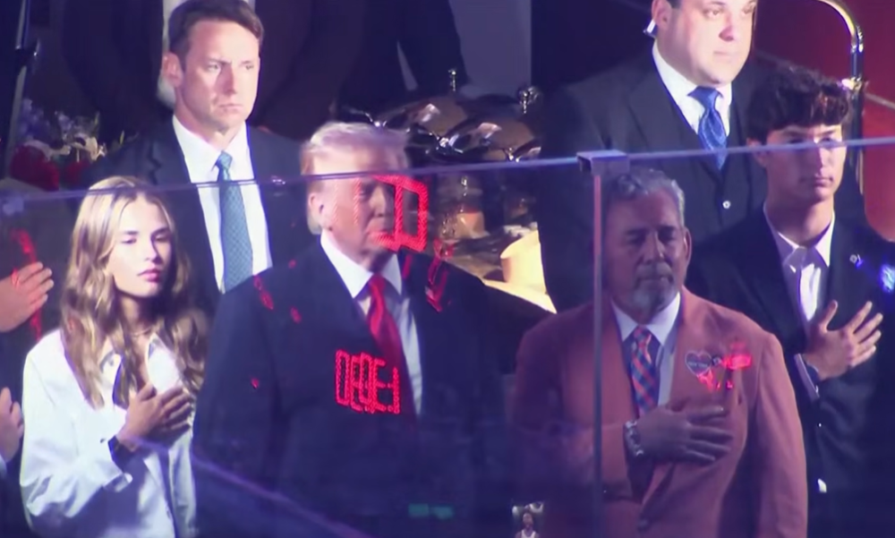 Singurul gest al lui Donald Trump, după ce 20.000 de oameni au făcut același lucru când l-au văzut