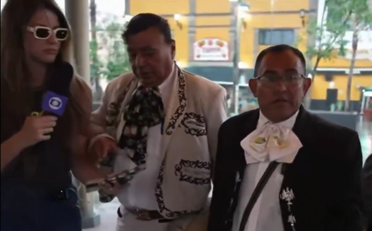 Nemaivăzut: o jurnalistă a primit o armă de la mariachi ÎN DIRECT la TV, iar ceea ce a urmat a făcut înconjurul lumii