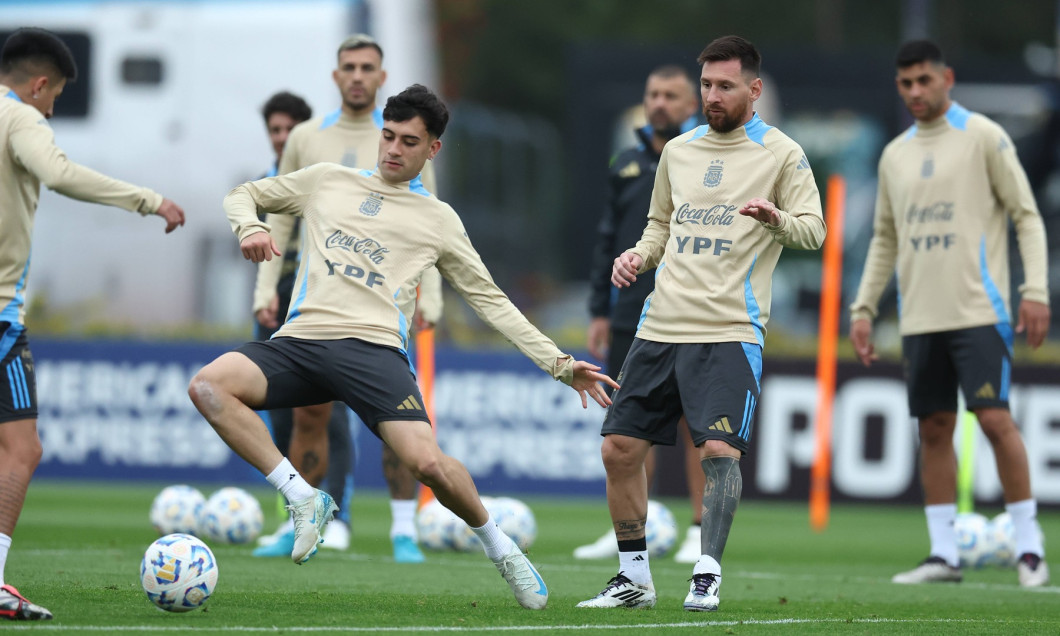 Argentina s defender Leonardo Balerdi (C) next forward Lionel Messi during a training session in Ezeiza, Buenos Aires Pr