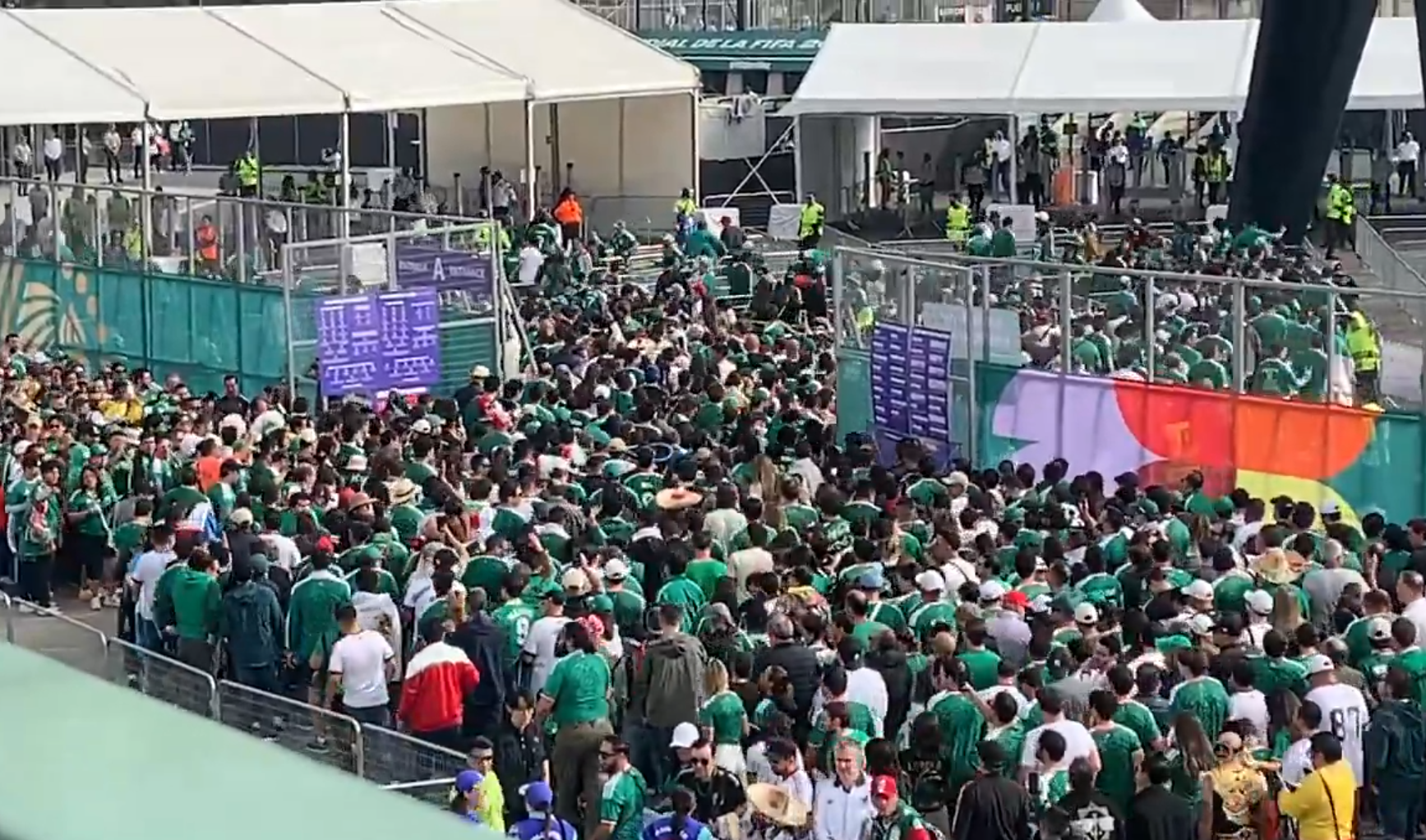 S-au deschis porțile stadionului pentru primul meci de la Cupa Mondială, Mexic - Africa de Sud!