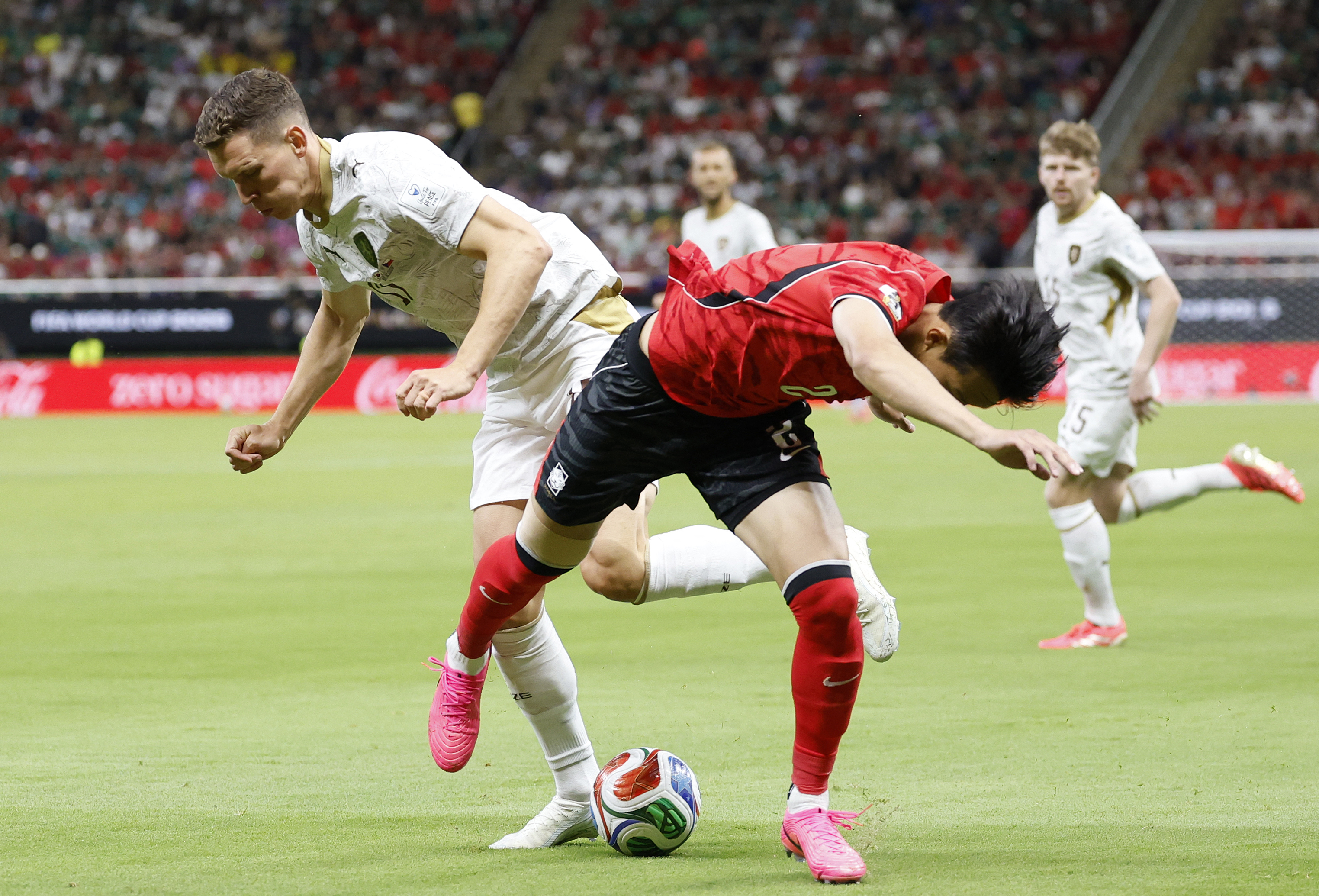 Jucători din loturile naționale Coreea de Sud și Cehia în duel pe teren în meciul Cupa Mondială 2026, scor 0-0. | sursa foto: DigiSport
