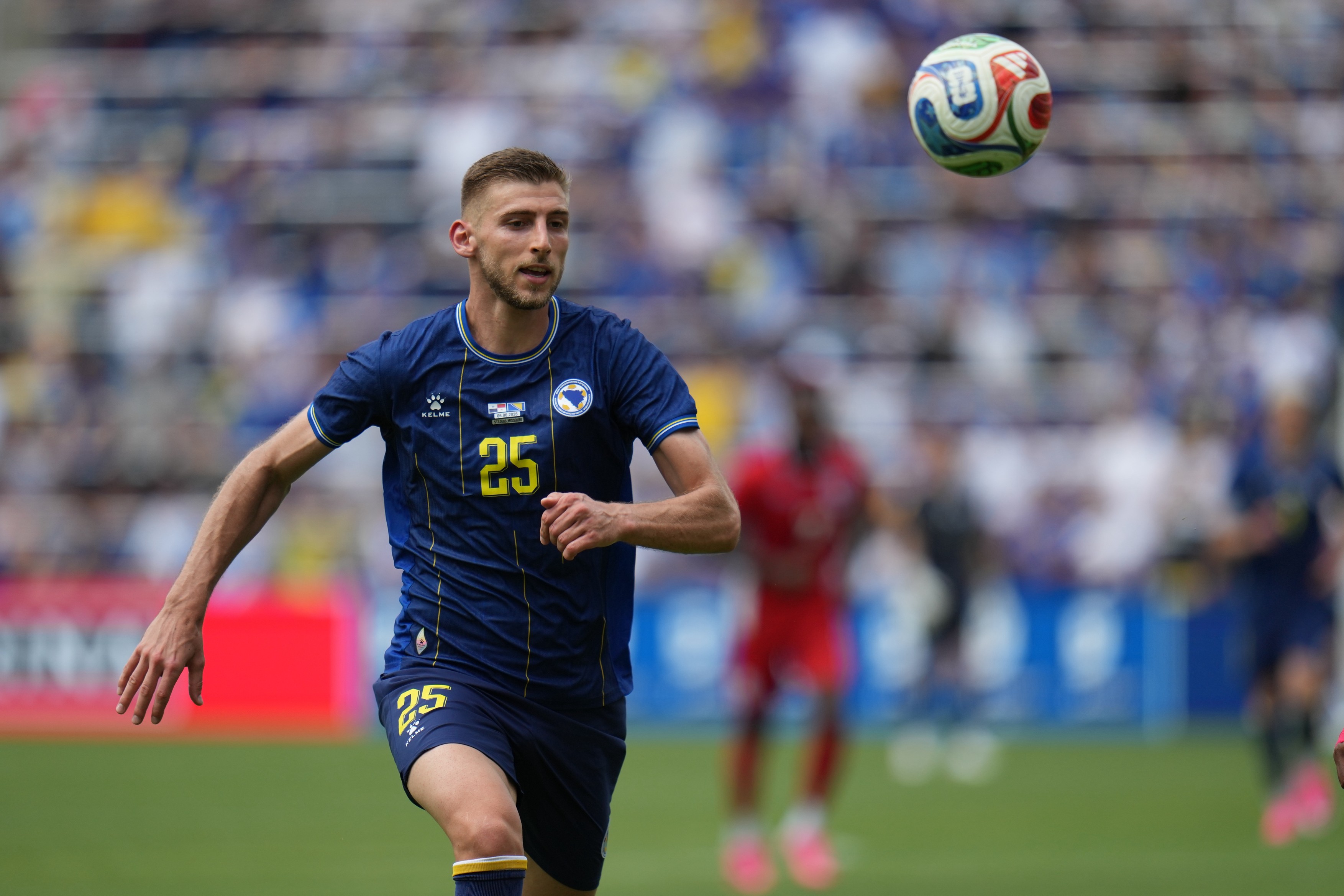 Jucători din echipele Canada și Bosnia pe teren în timpul meciului din Grupa B a Cupei Mondiale 2026, cu Jovo Lukic pregătit să debuteze. | sursa foto: DigiSport