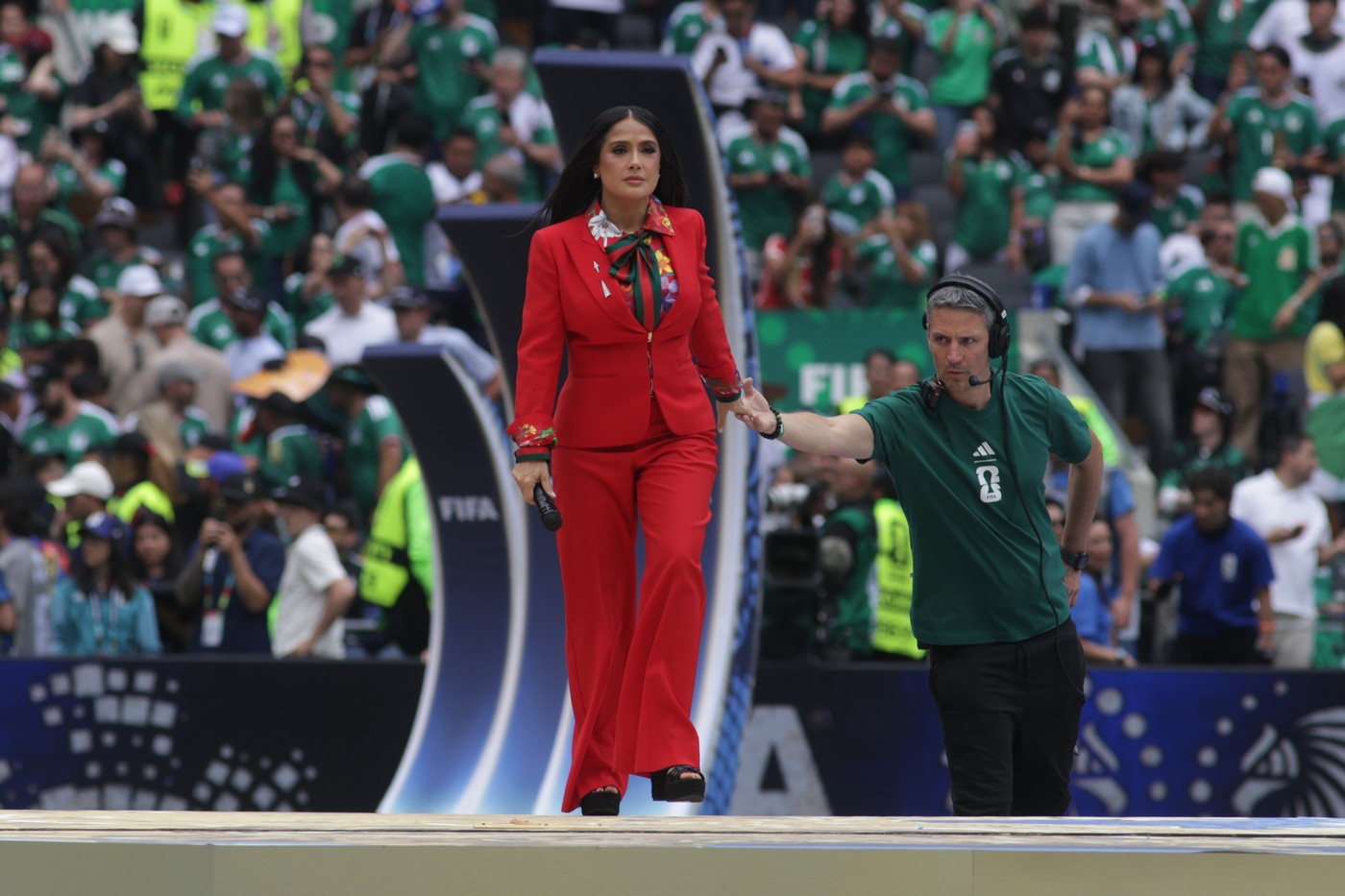 Salma Hayek a luat microfonul, la ceremonia de deschidere a Cupei Mondiale. Tot stadionul a izbucnit în urale