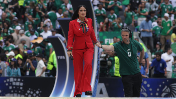 Salma Hayek a luat microfonul, la ceremonia de deschidere a Cupei Mondiale. Tot stadionul a izbucnit în urale