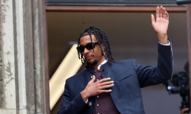 MUNICH, GERMANY - MAY 17: Michael Olise of Bayern Muenchen waves to the crowd during the official championships celebration at Marienplatz on May 17, 2026 in Munich, Germany. (© diebilderwelt / Alamy Stock