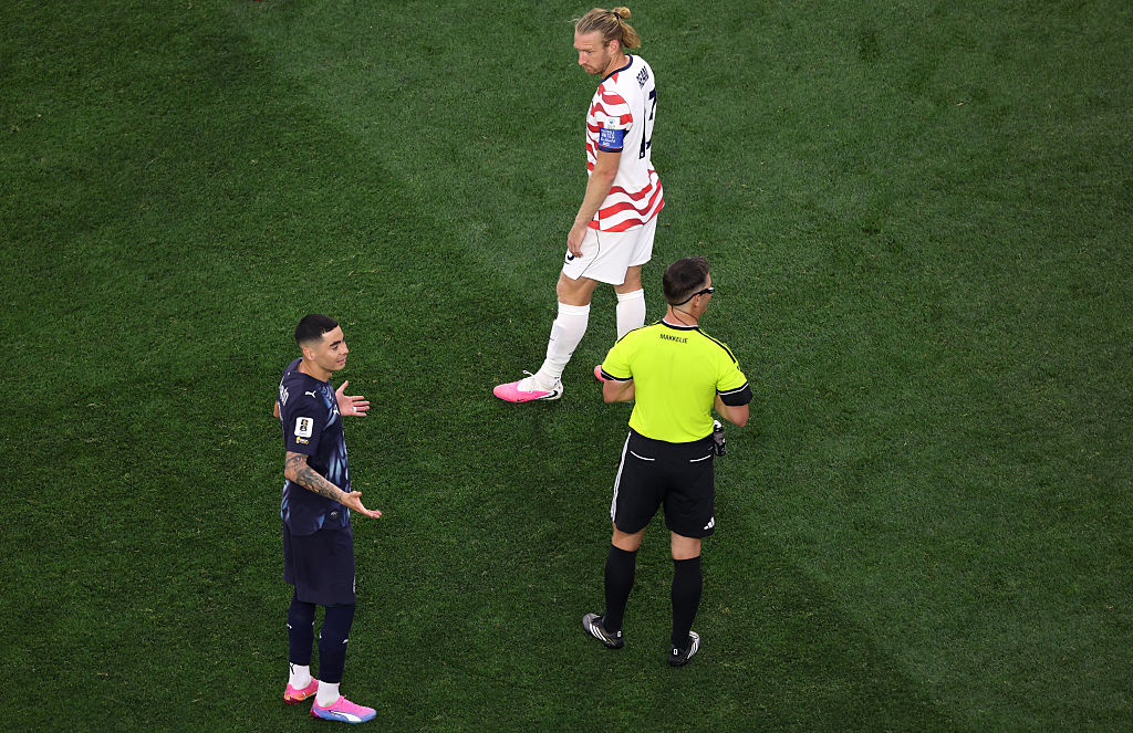 O nouă regulă de arbitraj, aplicată la SUA - Paraguay: jucătorii, confuzi când arbitrul a fost chemat la VAR