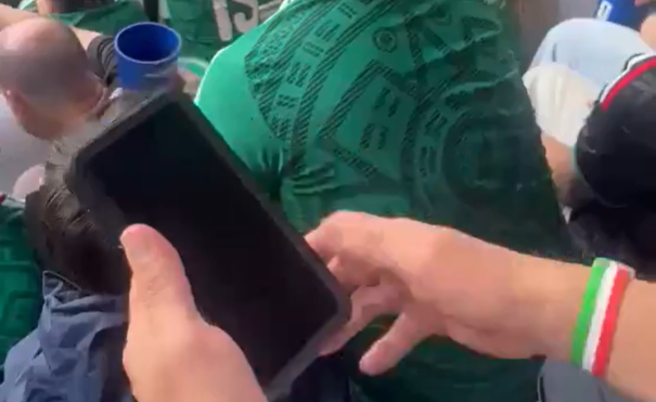 Un bărbat a scos ”telefonul” la Cupa Mondială și a făcut înconjurul lumii! Absolut nimeni nu se aștepta: ”Pe viață”