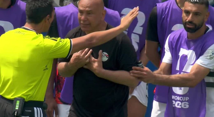 Viral: selecționerul Egiptului s-a dus direct la arbitru și l-a luat în brațe! Mohamed Salah a intervenit