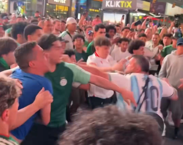S-au luat la bătaie în Times Square, înainte de meciul favoritelor de la Mondial