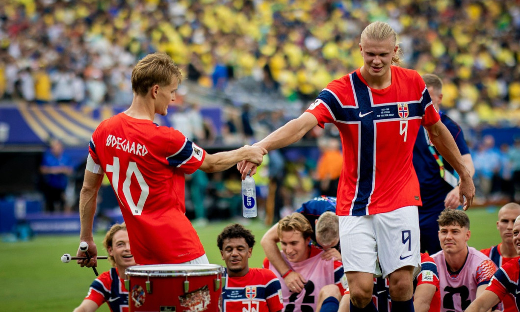 New York/New Jersey, USA 05th Jul 2026. Final jubilation: Martin Odegaard (NOR) pulls Erling Haaland (NOR) over to the drum Brasil - Norway World Cup Brasilien - Norwegen 05.07.2026 Credit: Moritz Muller/Alamy Live News