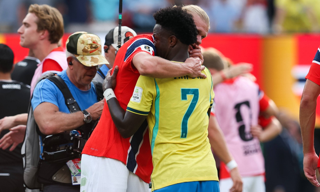 EAST RUTHERFORD, NEW JERSEY - JULY 05: Erling Haaland of Norway embraces Vinicius Junior of Brazil after the FIFA World