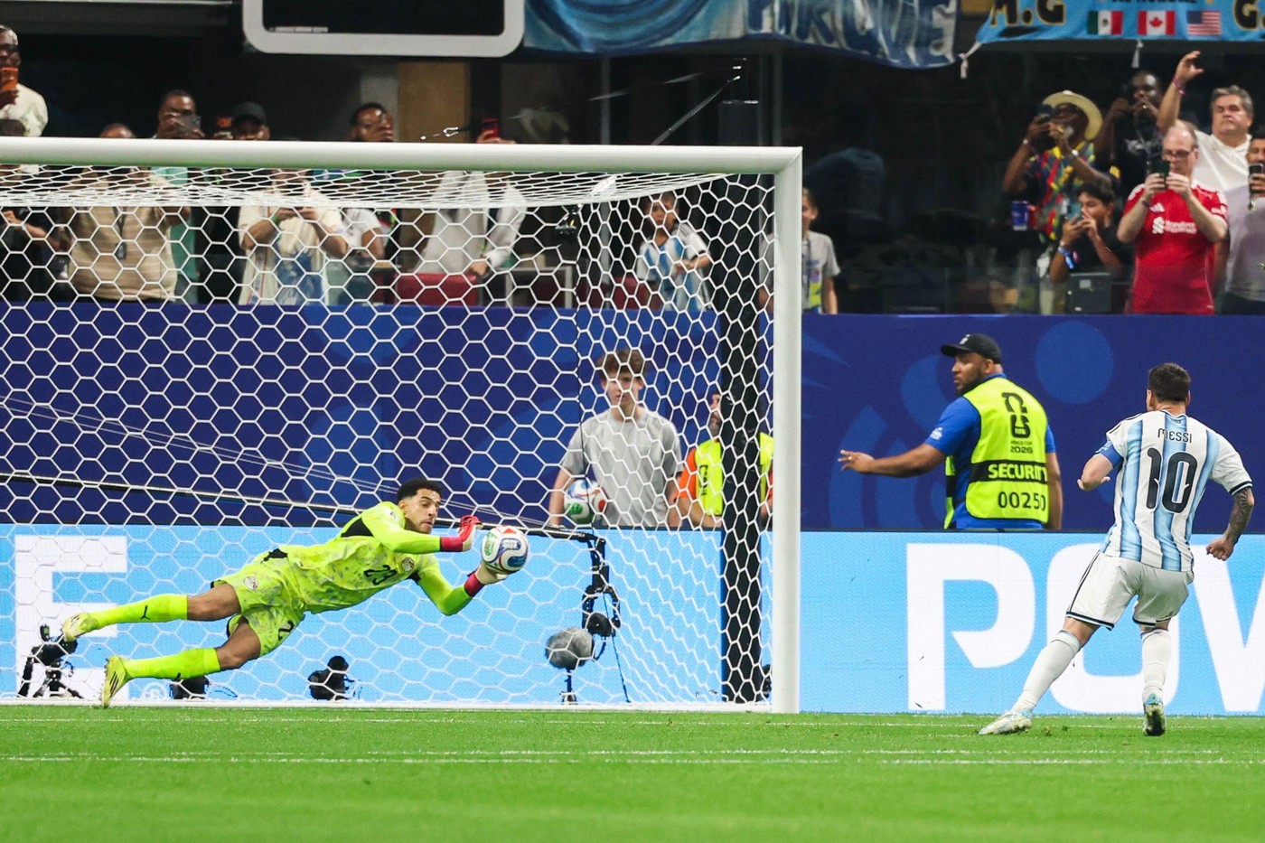 Egiptenii au postat două fotografii și au scris două cuvinte, după penalty-ul apărat în fața lui Leo Messi