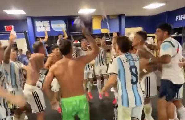 Nebunie în vestiarul Argentinei, după calificarea în ”sferturi” la Mondial! Fanii au făcut și ei show