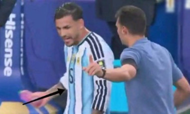 Leandro Paredes și Lionel Scaloni se sfătuiesc în legătură cu schimbarile care trebuie efectuate/ Foto: captură de ecran X @appiecule