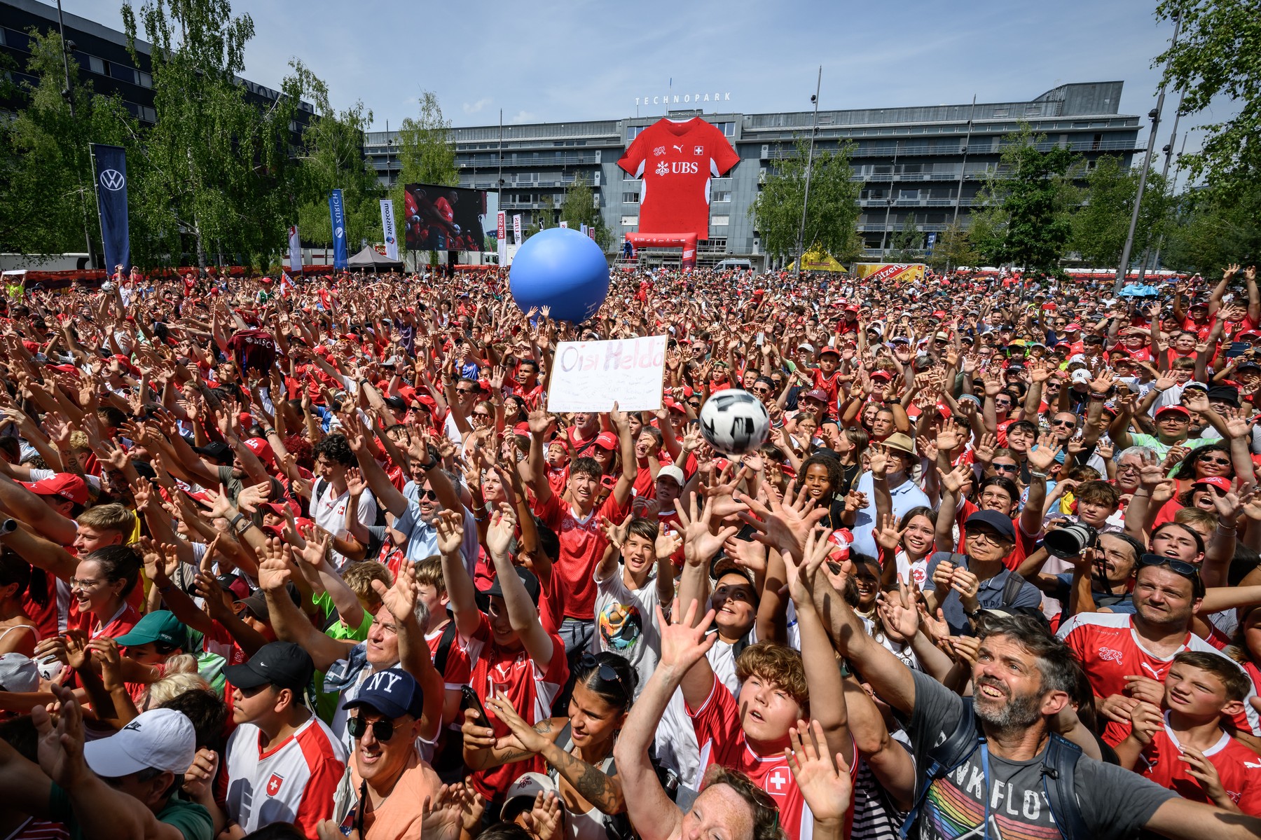 ”Nebunie” la Zurich! Jucătorii Elveției au fost primiți în țară ca și cum ar fi câștigat Mondialul