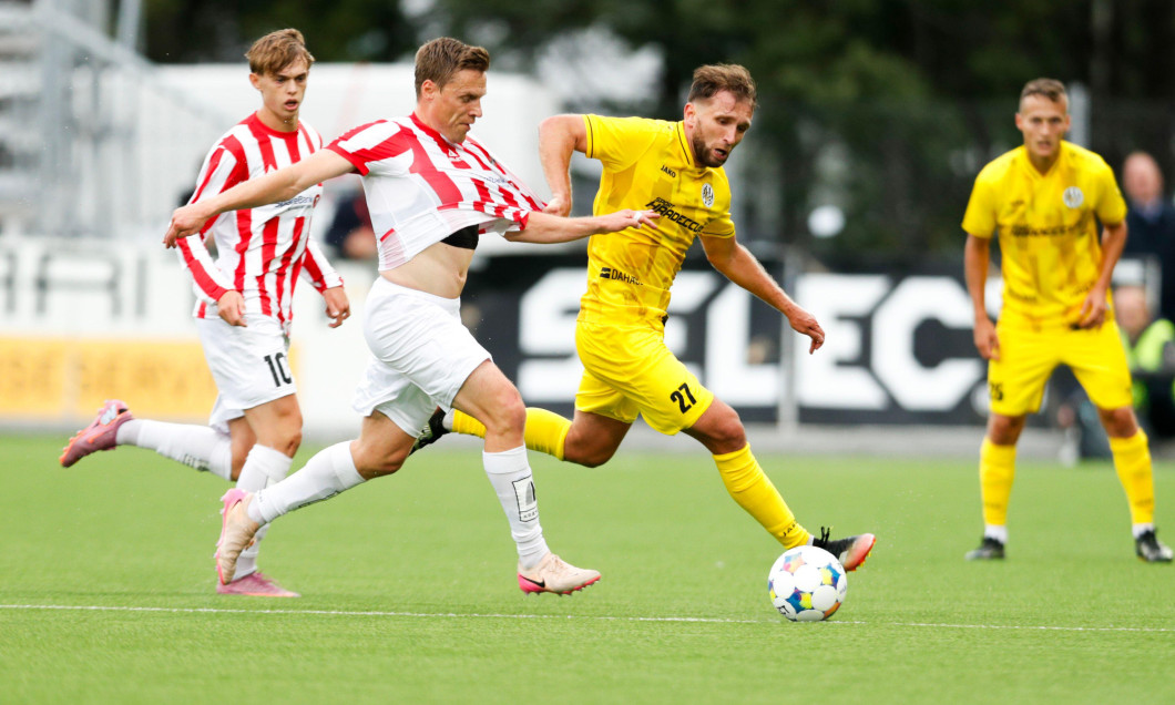 Tromsø 20260723. Tromsø's Ruben Yttergård Jenssen in a duel with Hradec Králové's Daniel Trubac during the Europa League football match between Tromsø and Hradec Králové at Romssa Arena. Photo: Rune Stoltz Bertinussen / NTB This text is auto translated