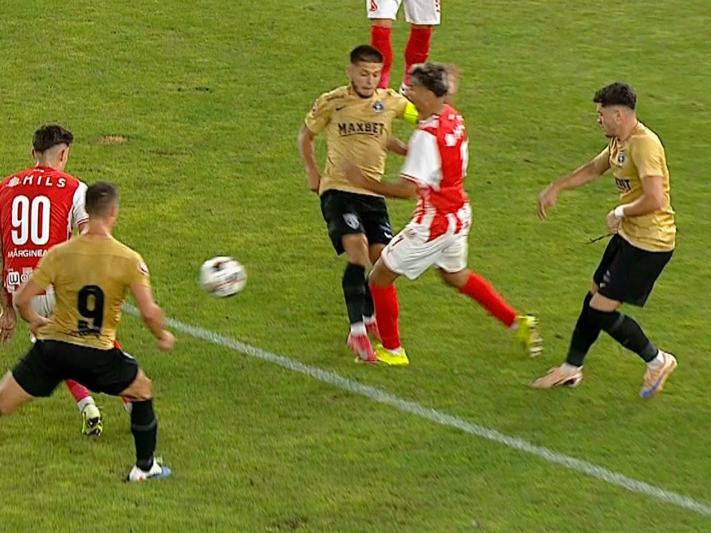 Scandal în pauza meciului Dinamo - FC Voluntari! Bogdan Bălănescu a coborât la vestiare