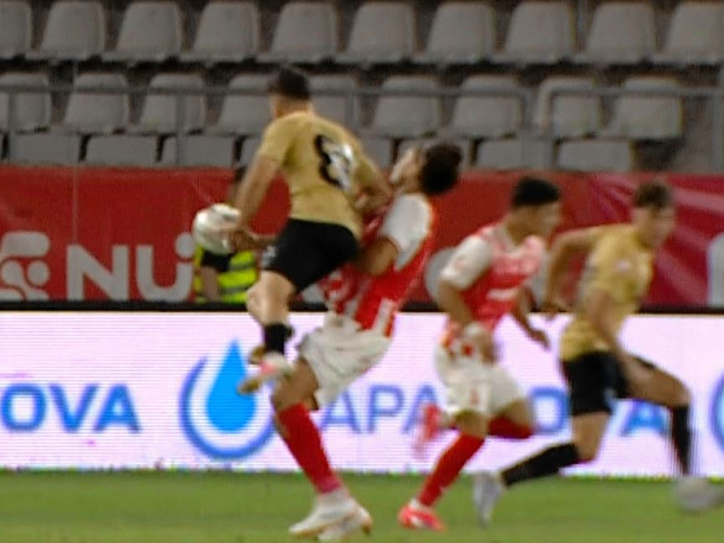 Momente de panică la Dinamo - FC Voluntari! Semne disperate către ambulanță