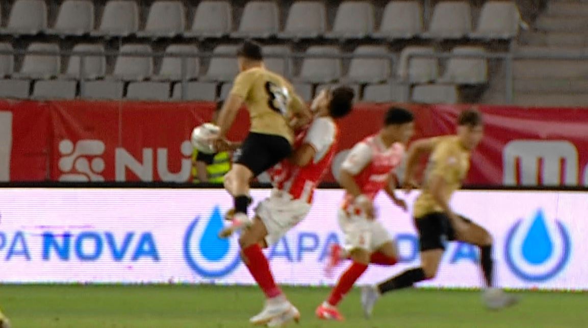 Momente de panică la Dinamo - FC Voluntari! Semne disperate către ambulanță